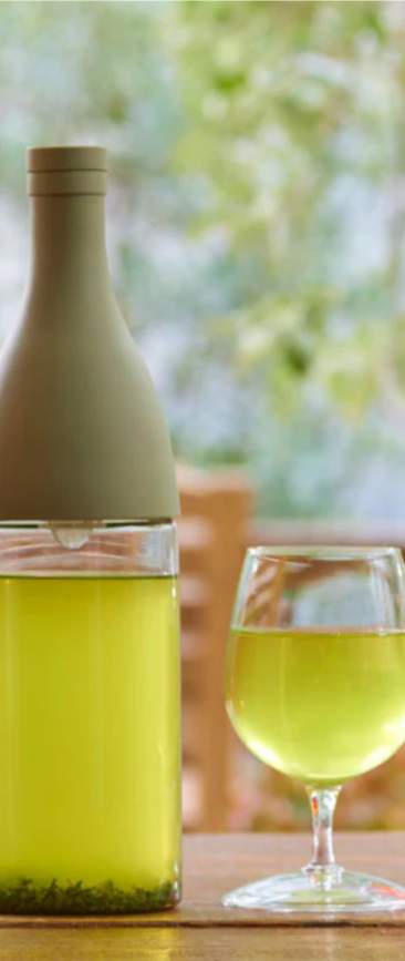 Gezellige tafel met gezonde cold brew varianten in plaats van frisdrank