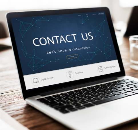 Persoon die aan de laptop werkt met een glas cold brew thee ernaast