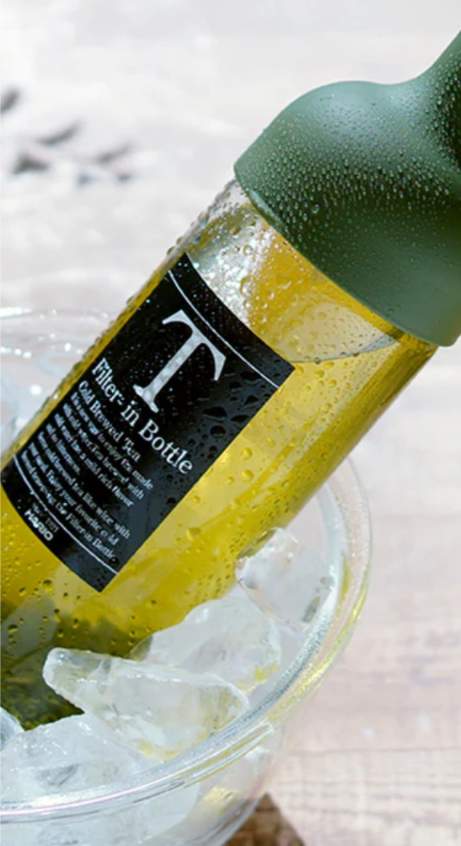 Close up van theeblaadjes die traag uitvouwen in koud water