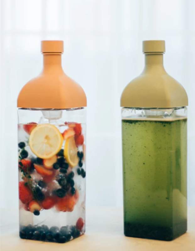 Flessen cold brew netjes bewaard in de koelkastdeur