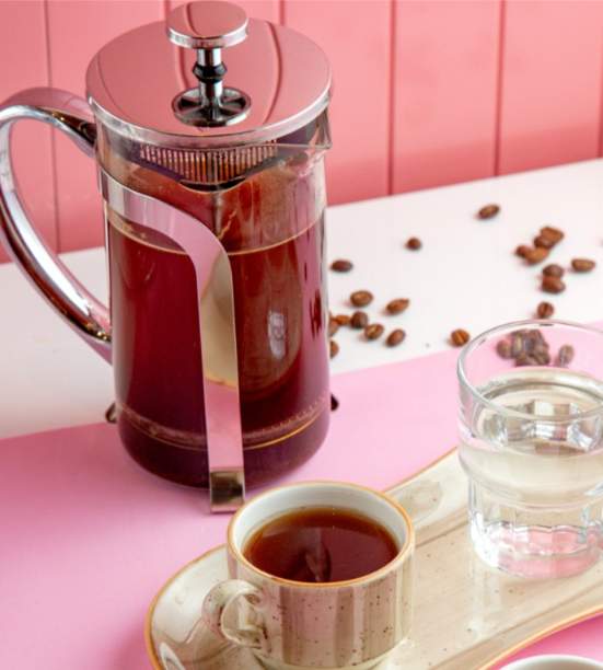 Een French press gebruikt voor cold brew thee