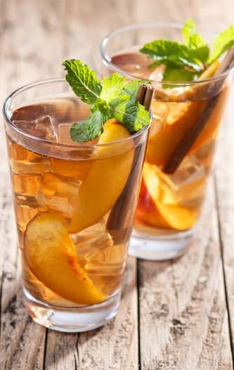 Helder glas cold brew thee in de zomerzon