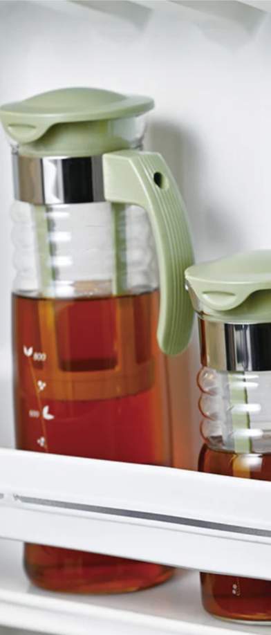 Elegante cold brew fles gevuld met thee en perzik