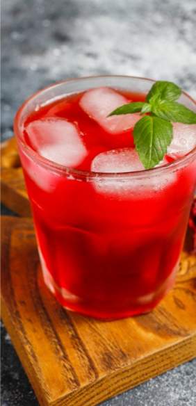 Dieprode hibiscus infusie in een karaf