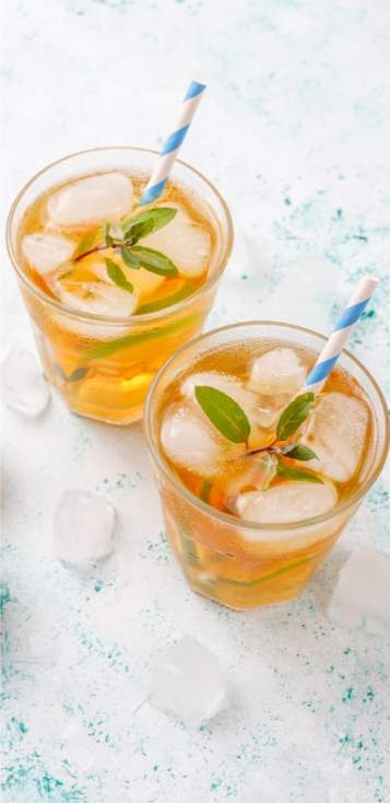 Twee glazen: troebele iced tea versus heldere cold brew