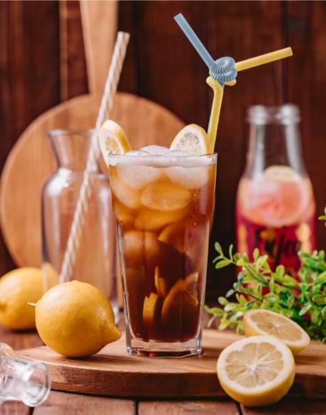 Mensen die samen proosten met glazen cold brew thee