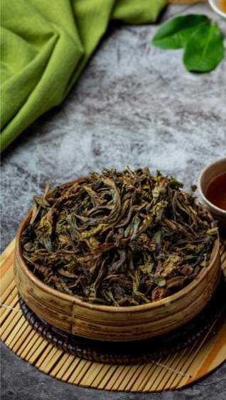 Strak opgerolde oolong theeblaadjes in water