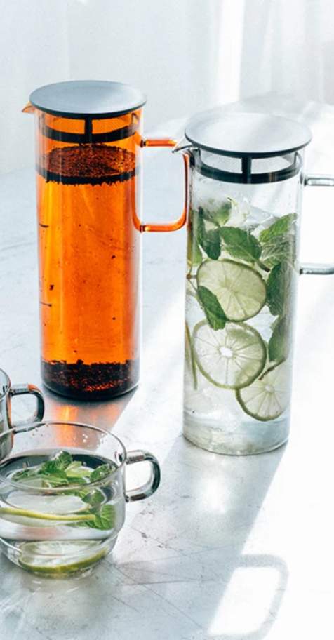 Verschillende flessen cold brew netjes bewaard in een koelkast