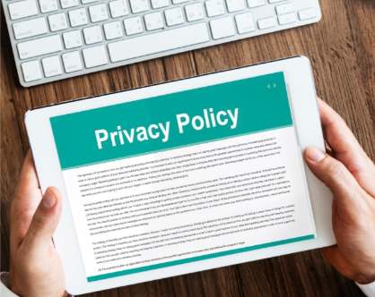 Minimalistisch bureau met een kop thee en notities